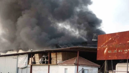 Antalyada otel ekipmanları deposu alev alev yandı, çalışanlar gözyaşlarını tutamadı