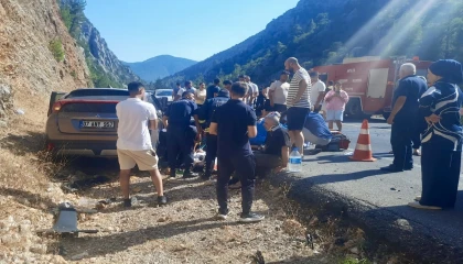 Antalyada otomobil çekici ile çarpıştı: 5 yaralı