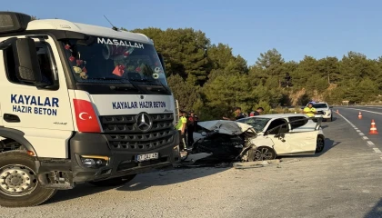 Antalyada otomobil ile beton mikseri çarpıştı: 1 ölü, 2 yaralı
