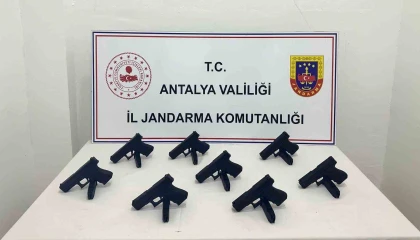 Antalyada otomobilden 8 ruhsatsız tabanca çıktı