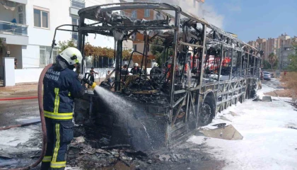 Antalyada özel halk otobüsü park halindeyken alev alev yandı