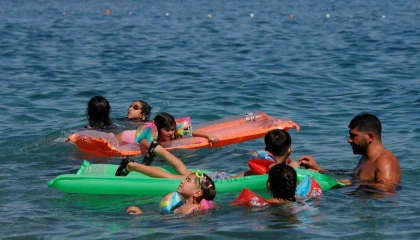 Antalyanın deniz suyu sıcaklığı 33 dereceyle İstanbul ve Ankaranın sıcak havasını geride bıraktı