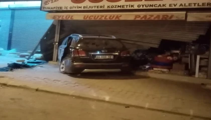 Araç işyerine daldı: 2 yaralı