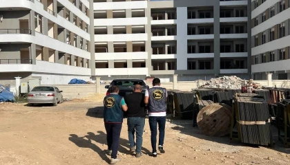 Aranan 2 şahıs Mersinde yakalandı