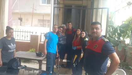 Asansörde mahsur kalan yaşlı kadın ve çocuğu itfaiye kurtardı