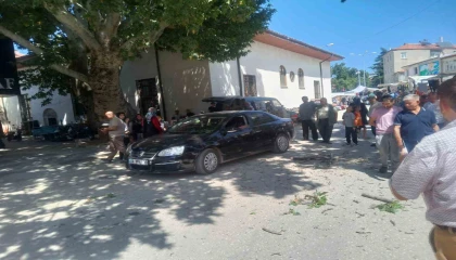 Asırlık çınarın dalı otomobilin üzerine düştü