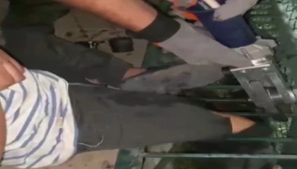 Bacağı mazgala sıkışan çocuğu itfaiye kurtardı