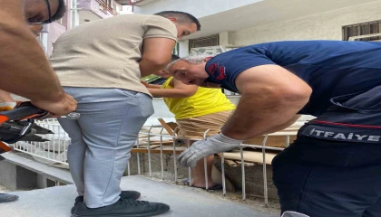 Bacağına saplanan demir korkulukla birlikte hastaneye kaldırıldı