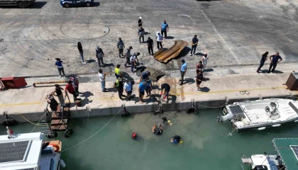 Balıkçı barınağında dip temizliği: 2 ton çöp çıkartıldı