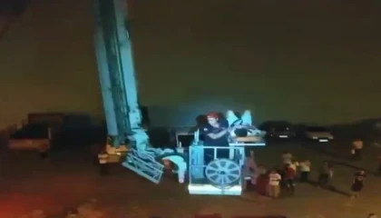 Balkondan düşen çocuk iş yeri çatısında mahsur kaldı