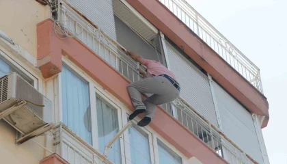 Balkonun demir korkuluklarında boşanma pazarlığı