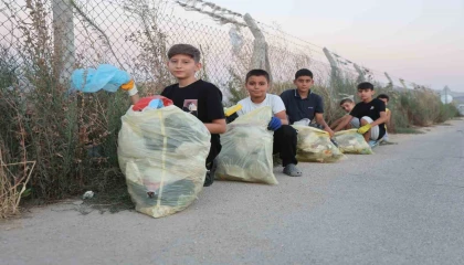 Ben başladım sıra sende sloganıyla çöp toplama hareketini başlatan Miraç, her gün arkadaşlarıyla birlikte temiz çevre için çöp topluyor