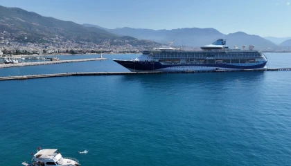 Bin 924 yolcu 734 mürettebatlı dev gemi Alanyaya demir attı