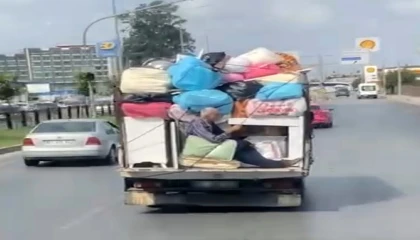 Biri kendini kamyonette iple bağladı, diğeri kamyonette hamak keyfi yaptı