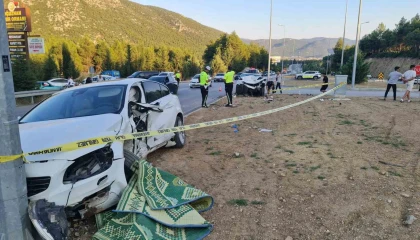 Burdur-Antalya karayolunda otomobiller çarpıştı, 1i ağır 2 yaralı