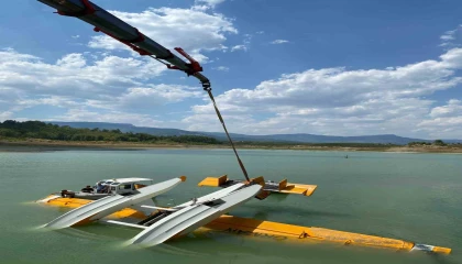 Burdurda kırıma uğrayan eğitim uçağı vinç yardımıyla çıkarıldı