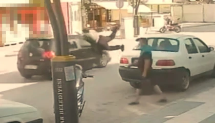 Burdurda otomobilin çarptığı genç metrelerce havaya savruldu