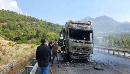 Burdurda seyir halindeyken alev alan tır küle döndü