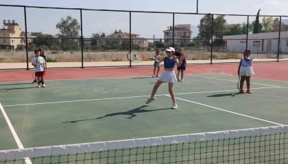 Büyükşehir Belediyesi Döşemealtında yeni tenis kursu açtı