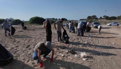 Çardaklar yıkılıp halka açılmıştı, çöpten geçilmeyen sahile temizlik operasyonu