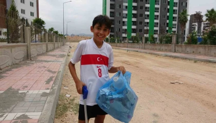 Çevreci çocuk sosyal medyada çöp toplama hareketiyle dikkat çekti