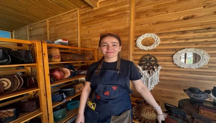 Çırak olarak başladığı deri yolculuğunda ustalığa ulaşan kadın, el sanatlarında ilham kaynağı oluyor