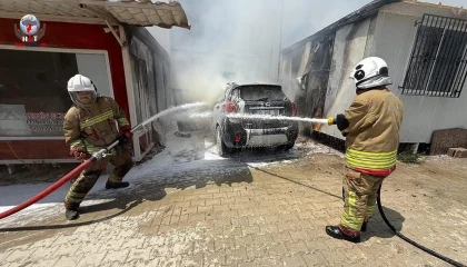 Defne’de konteynerde çıkan yangın araca sıçradı