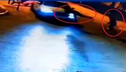 Denetimi görünce kaçan alkollü sürücü, önüne çıkan polislere çarpıp kaçtı