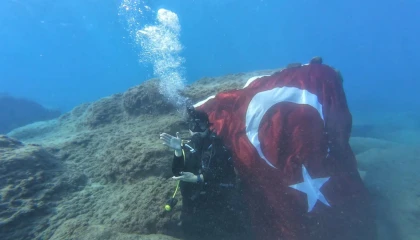 Deniz altında işaret diliyle İstiklal Marşını okudular