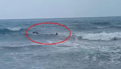 Denizde boğulma tehlikesi geçiren 2 şahsın ölümle burun buruna geldiği anlar kamerada