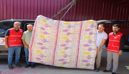 Deprem şehri Kahramanmaraşta esnaf, bin adet yorgan bağışı yaptı