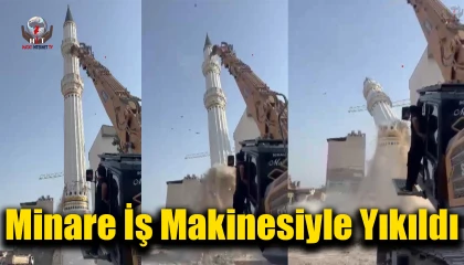 Depremde ağır hasar alan minarenin yerle bir olduğu anlar kameraya yansıdı