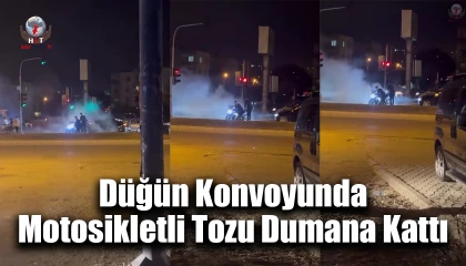 Düğün konvoyunda kırmızı ışığı fırsat bilen motosikletli tozu dumana kattı