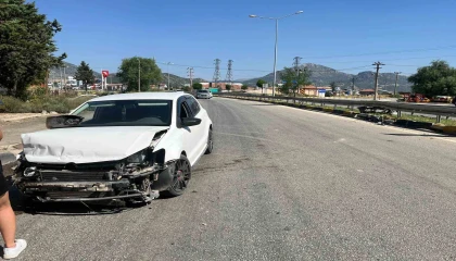 Eğirdirde virajı alamayan otomobil bariyerlere çarptı: 3 yaralı