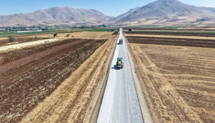 Ekinözünün yolları büyükşehir belediyesi ile yenileniyor