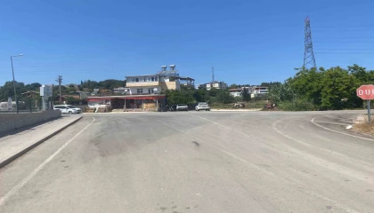 El frenini çekmeyi unutup arkasından koştuğu otomobil park duvarına çarparak durabildi