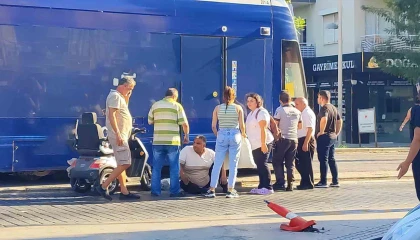 Engelli vatandaş akülü aracıyla tramvaya çarptı