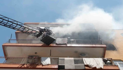 Evinin yandığını gören ev sahibi itfaiyenin çalışmasını çaresiz şekilde izledi