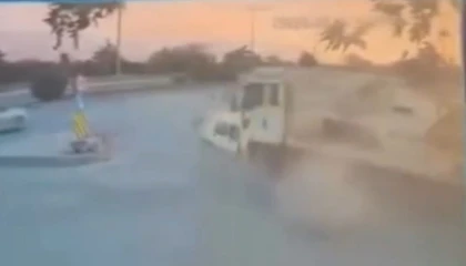 Freni boşalan tır, otomobili böyle sürükledi: O anlar kamerada