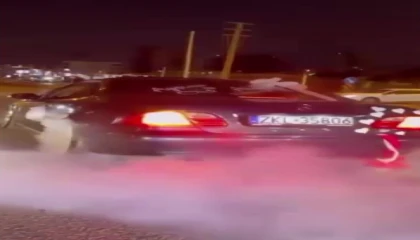 Gelin arabasıyla yolu kapatıp lastik yaktılar: Araç trafikten men edildi