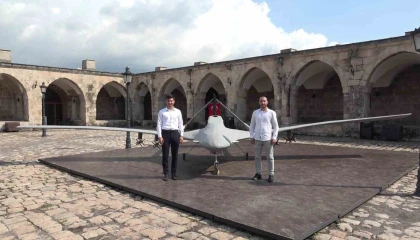 Görünümüyle mest eden yarım ton ağırlığındaki ahşap Bayraktar TB2 maketini 30 günde yaptılar