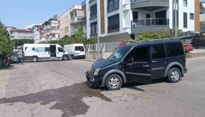 Hafif ticari araç servis minibüsüne çarptı: 4 yaralı