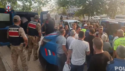 Hapis cezasıyla aranan şahsı yakalayan polislere taşla saldırdılar, o anlar kamerada