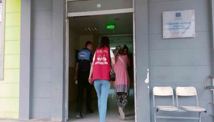 Hatayda evlatlarıyla duygu sömürüsü yapan dilenci kadınlar yakalandı