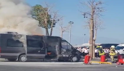 Havalimanında park halindeki minibüs alevlere teslim oldu