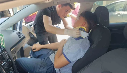 İlk tedavisi çarpıştığı otomobilde yapıldı