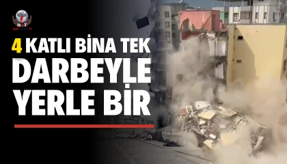 İş makinesinin dokunuşuyla 4 katlı bina yerle bir oldu