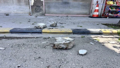 İskenderunda binadan kopan taş parçaları korkuttu