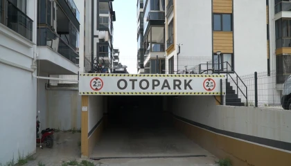 Ispartada sitenin otoparkındaki araçlara zarar veren kişi güvenlik kamerasında