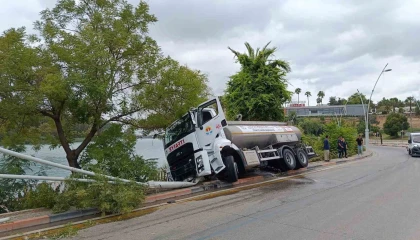 İtfaiyeye ait su tankeri kontrolden çıktı, önce ağaca sonra elektrik direğine çarptı